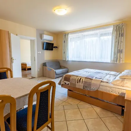 Апартаменты Aranyapartman