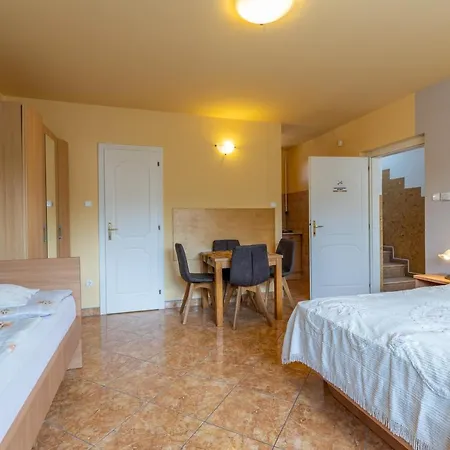 Apartamento Aranyapartman
